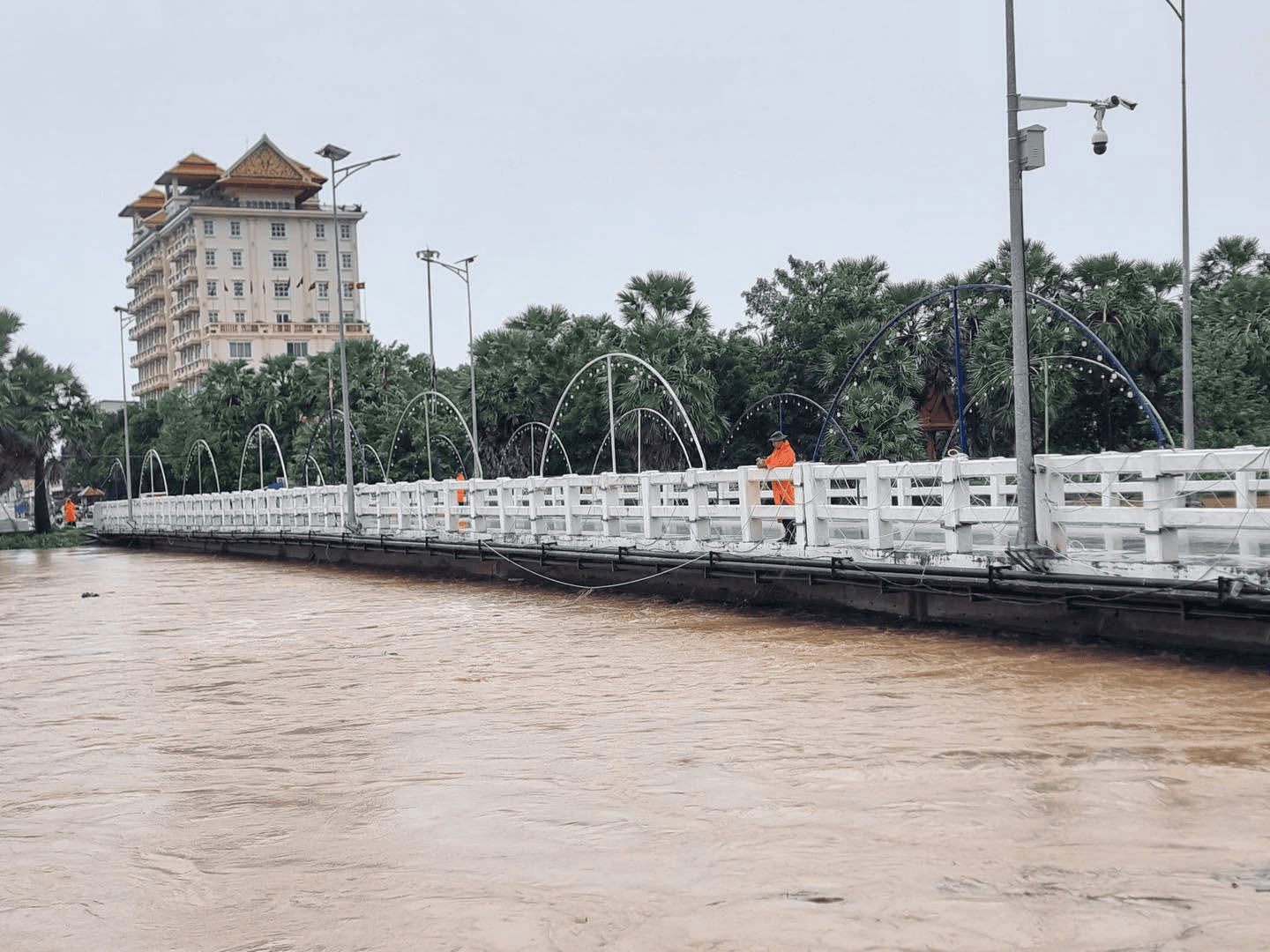 Battambang bridge shut as heavy rain pushes river levels up