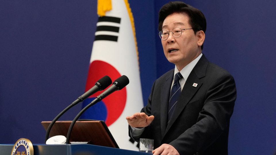 Strait of Hormuz Dilemma Tests South Korean President Lee's Balancing Act